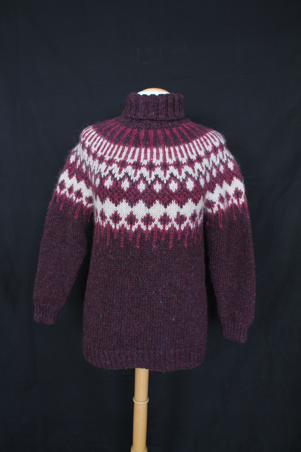 10015 Føyka i lilla Alafosslopi, designet av Linka Neumann