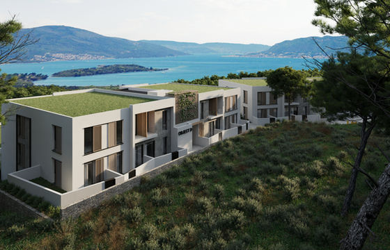 Deniz manzaralı yamaçta modern Monte Karia konut blokları