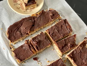 Crunchy almond caramel slice