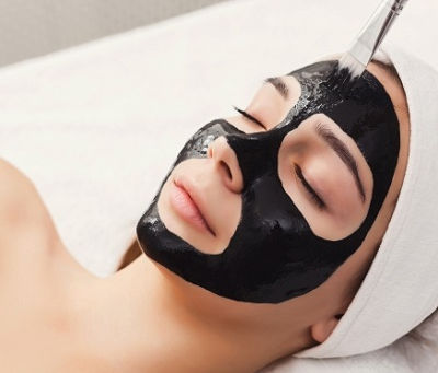 هل يمكن لتقشير الكربون بالليزر أن يقلل من ندبات حب الشباب؟