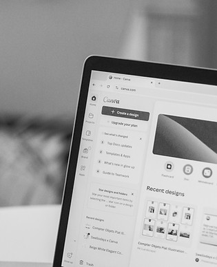 Ordinateur posé sur un bureau avec l'ong