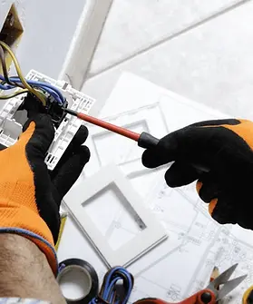 Installation d’une prise électrique réaliser par un électricien de cide