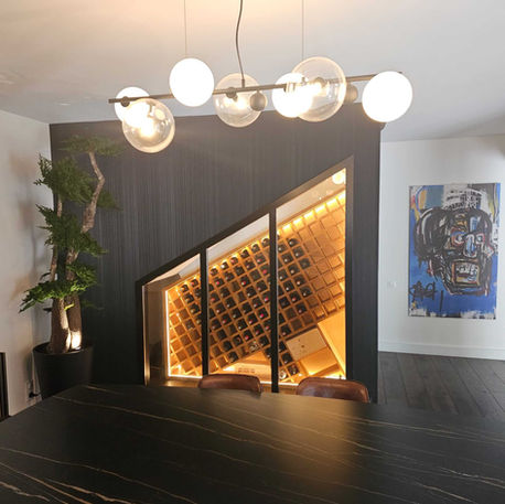 Éclairage architectural dans une salle à manger avec cave à vin intégrée