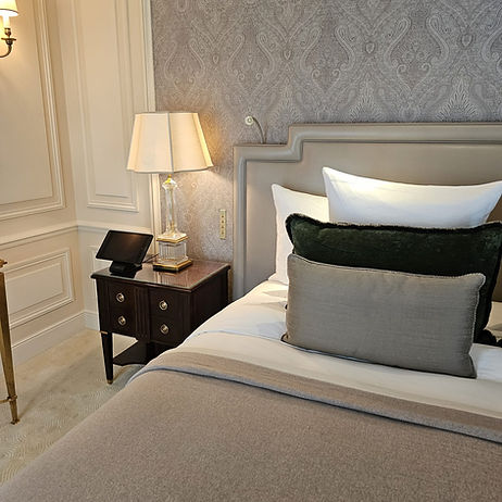 Chambre d’hôtel connectée avec scénarios d’accueil lumineux – gestion domotique centralisée par CIDE Électricien