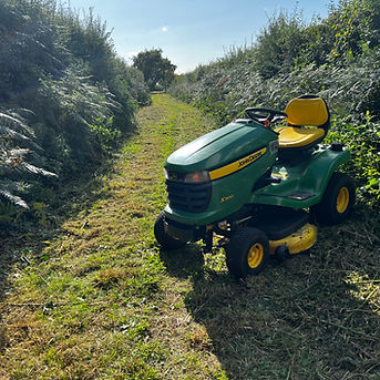 John Deere X300 Mower with 42inch Mulching Deck, V Twin Engine and hydrostatic drive with 50mm towball.
