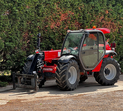 Manitou 629 24 Premium Tele-handler, Hydraulic pins and Pickup Hitch, Double acting auxiliary oil supply to the front and rear, trailer brakes and lights.