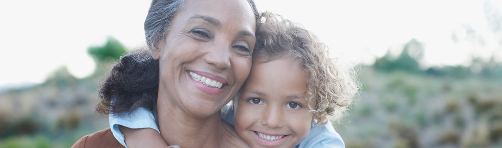 Grand-mère et Grandchild enlacés