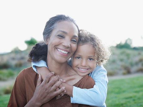 Grand-mère et Grandchild enlacés