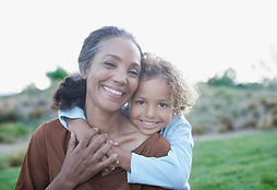 Grand-mère et Grandchild enlacés