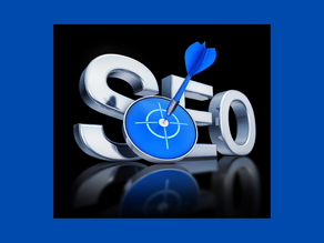 Na ciemnym, lustrzanym tle widnieje trójwymiarowy, srebrny napis "SEO". Litera "E" została zastąpiona okrągłą, niebieską tarczą strzelecką z białym środkiem w kształcie celownika. W sam środek tarczy wbita jest niebieska strzałka z piórami. Całość symbolizuje precyzyjne i skuteczne trafianie w cel dzięki optymalizacji SEO. W dolnej części obrazu widoczne jest lustrzane odbicie napisu i tarczy, dodające głębi. Obraz sugeruje, że SeocontentPro z dużą dokładnością i skutecznością realizuje strategie SEO, trafiając prosto do celu, jakim jest wysoka pozycja w wyszukiwarkach.