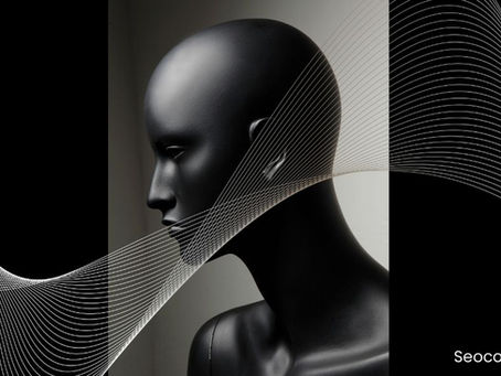 rofil czarnego, matowego manekina skierowany w prawą stronę, na tle ciemnego, gradientowego tła przechodzącego w jaśniejszy szary. Przez obraz, częściowo przecinając twarz i głowę manekina, biegną falujące, cienkie, białe linie, symbolizujące dane lub połączenia. W prawym dolnym rogu znajduje się logo "SeocontentPRO".