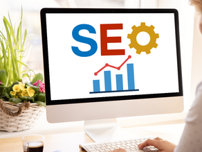 Kobieta pracuje przy komputerze, na którego ekranie widnieje napis SEO, wykres wzrostu i ikona zębatki. Optymalizacja, wzrost, pozycjonowanie, marketing internetowy.