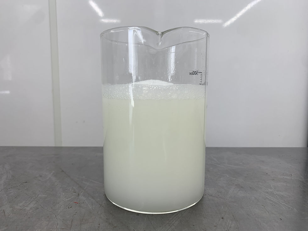 界面活性剤を混ぜると水と油が混ざり合って乳化が起きます。