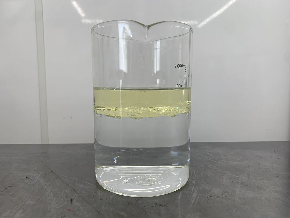 水とサラダ油を混ぜるとこのように油が上に水が下に分離します。