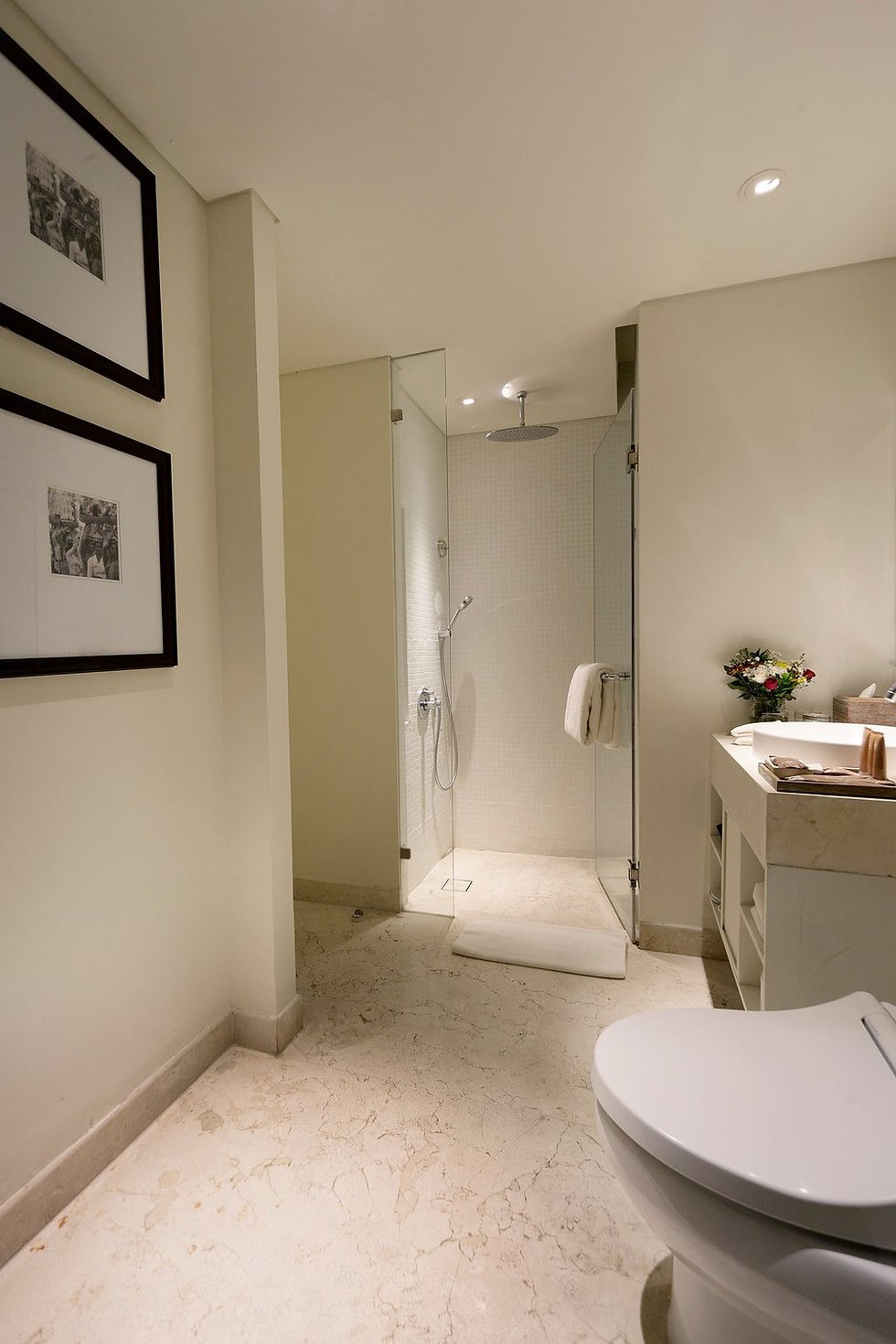 bathroom-deluxe-room