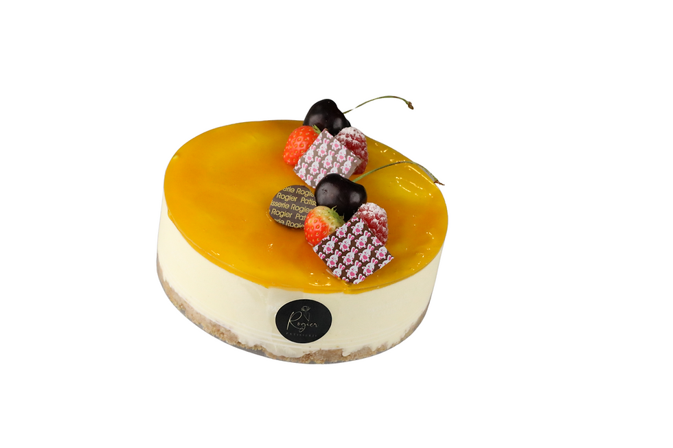 Paas Cheesecake met romige vulling, knapperige bodem en mango topping, afgewerkt met vers fruit en chocolade paasdecoratie.