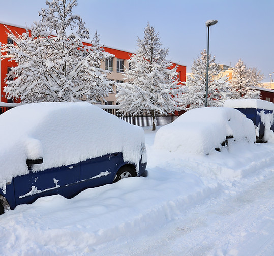 Schnee deckte Auto