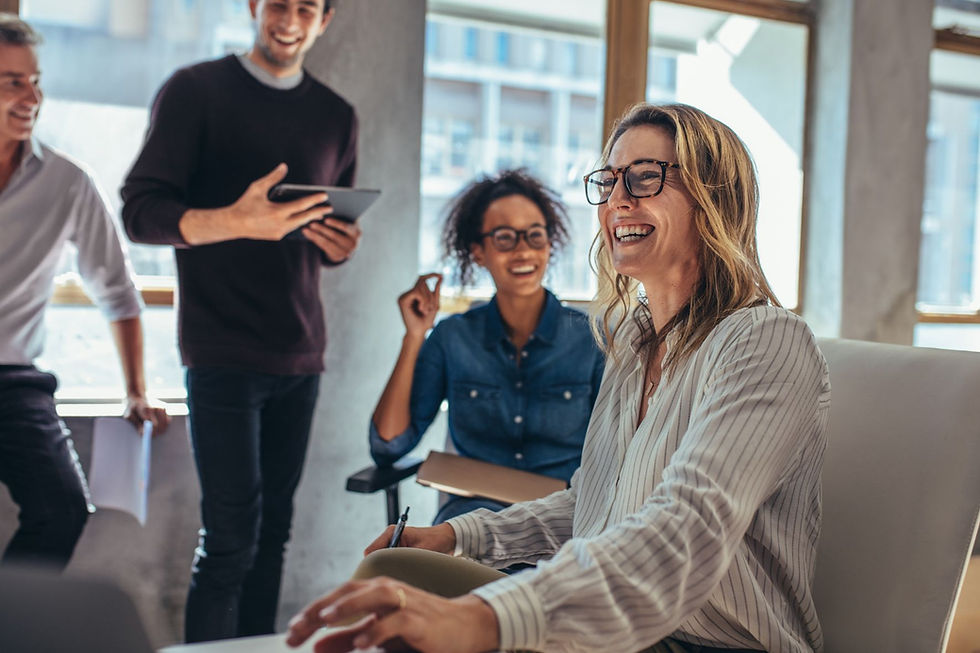 reunião de trabalho e mulher com soft skills