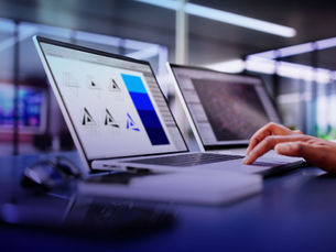 mão mexendo no logo da arlug® em um notebook.