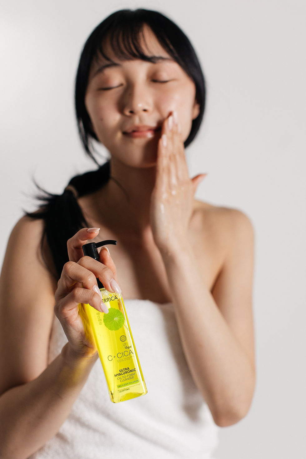 Thumbnail: CICA C-BERRICA. Ultra Hyaluronic OIL-TO-FOAM CLEANSER Daily light solution, 150