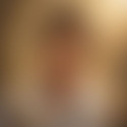 Portrait d’une femme souriante, coiffée de fleurs, dans une lumière dorée avec des papillons et un fond scintillant. (Image optimisée par IA)