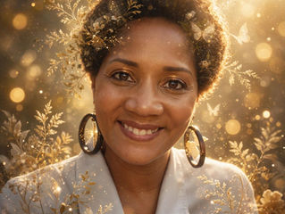 Portrait d’une femme souriante, coiffée de fleurs, dans une lumière dorée avec des papillons et un fond scintillant. (Image optimisée par IA)
