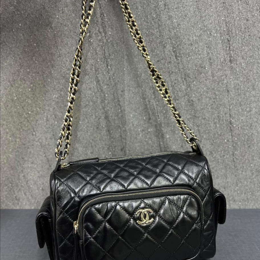 Black quilted Chanel shoulder bag with gold chain strap