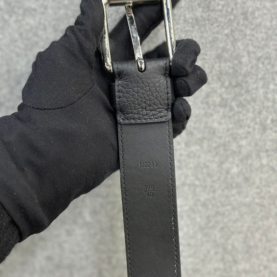 Black leather Louis Vuitton belt