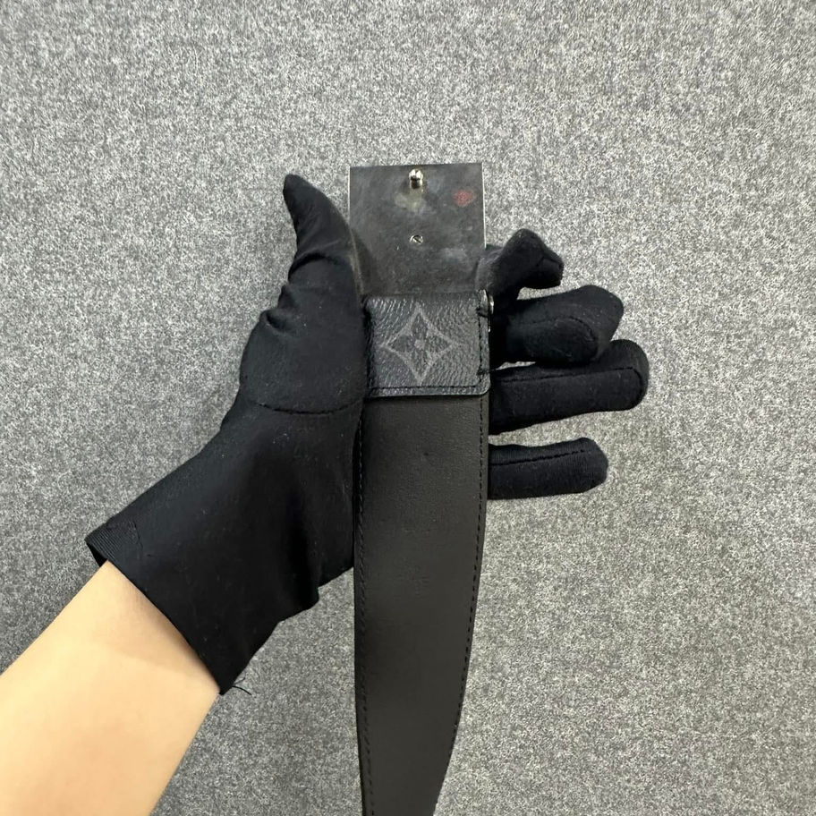 Black Louis Vuitton belt, 40mm M0025