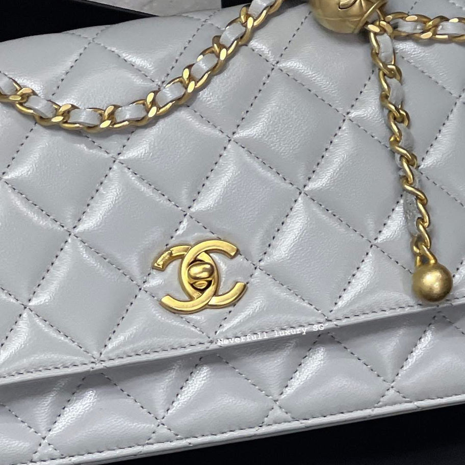 Chanel quilted handbag, gold chain and logo