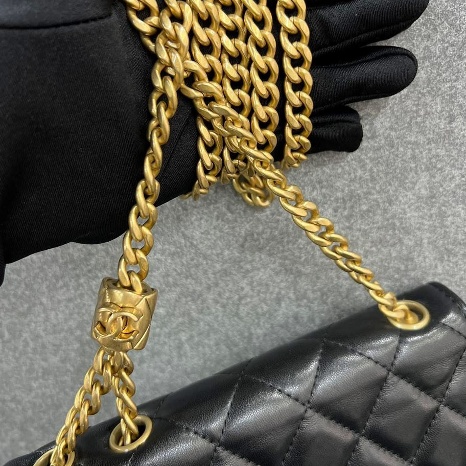 Black quilted leather Chanel handbag with gold chain strap