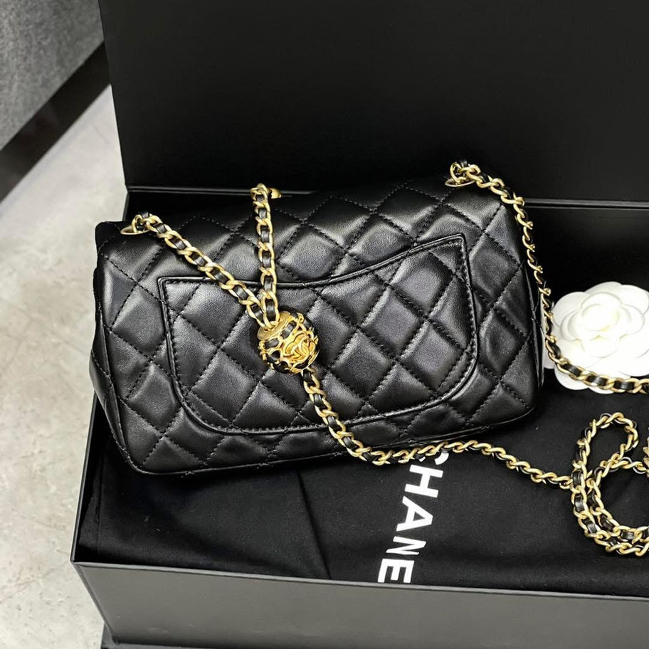 Black quilted Chanel handbag with gold chain