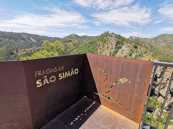 Trilhos nas Fragas de São Simão situado na Serra da Lousã