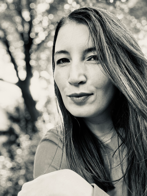 souriant, en noir et blanc, les cheveux détachés, apparemment à l'extérieur