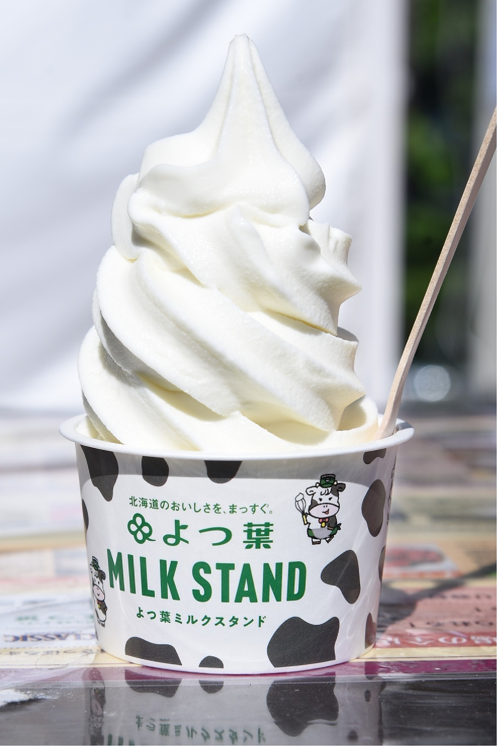 メニューはオリジナル紙コップで提供(写真はソフトクリーム)