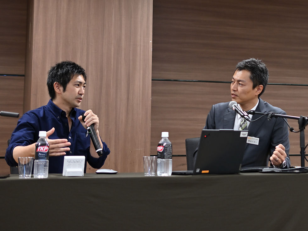 ゲノム検査を後継牛生産や受精卵移植、肉用種交配などの判断に活用する工藤隆介氏(左)