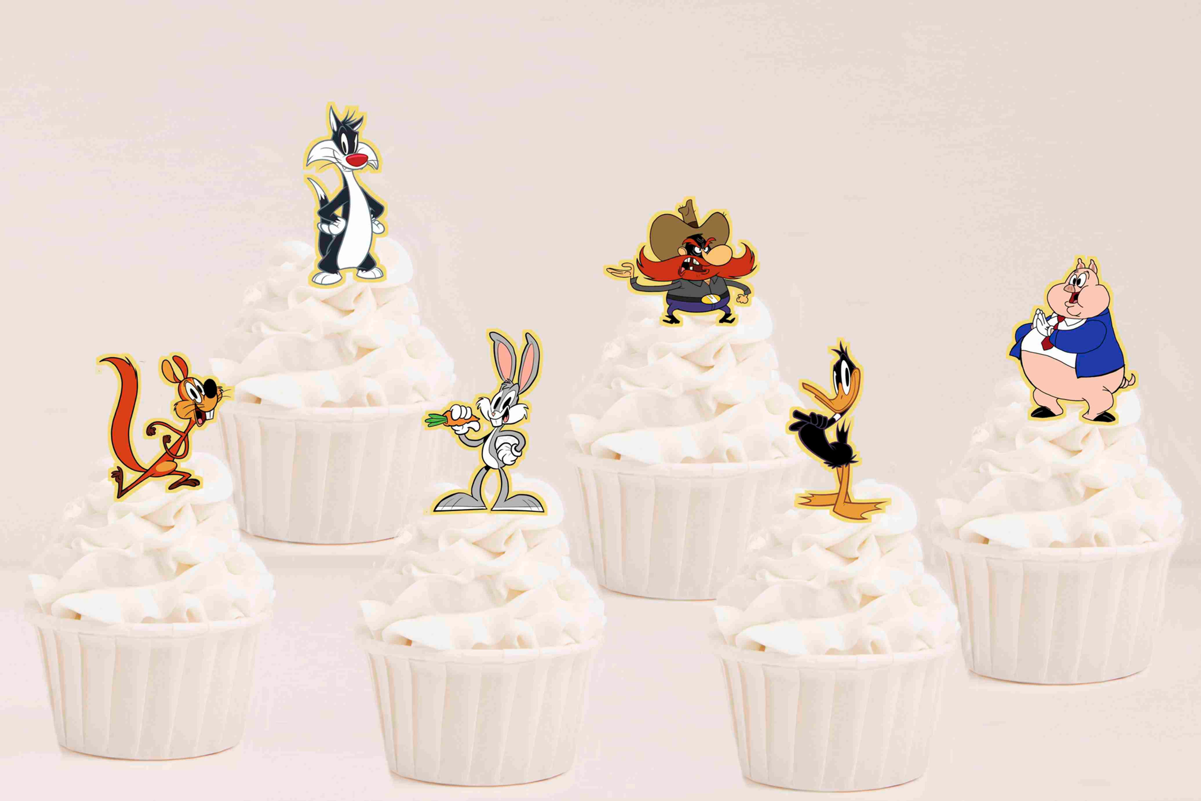 Toppers recortados Looney Tunes aplicados em cupcakes para festa infantil.