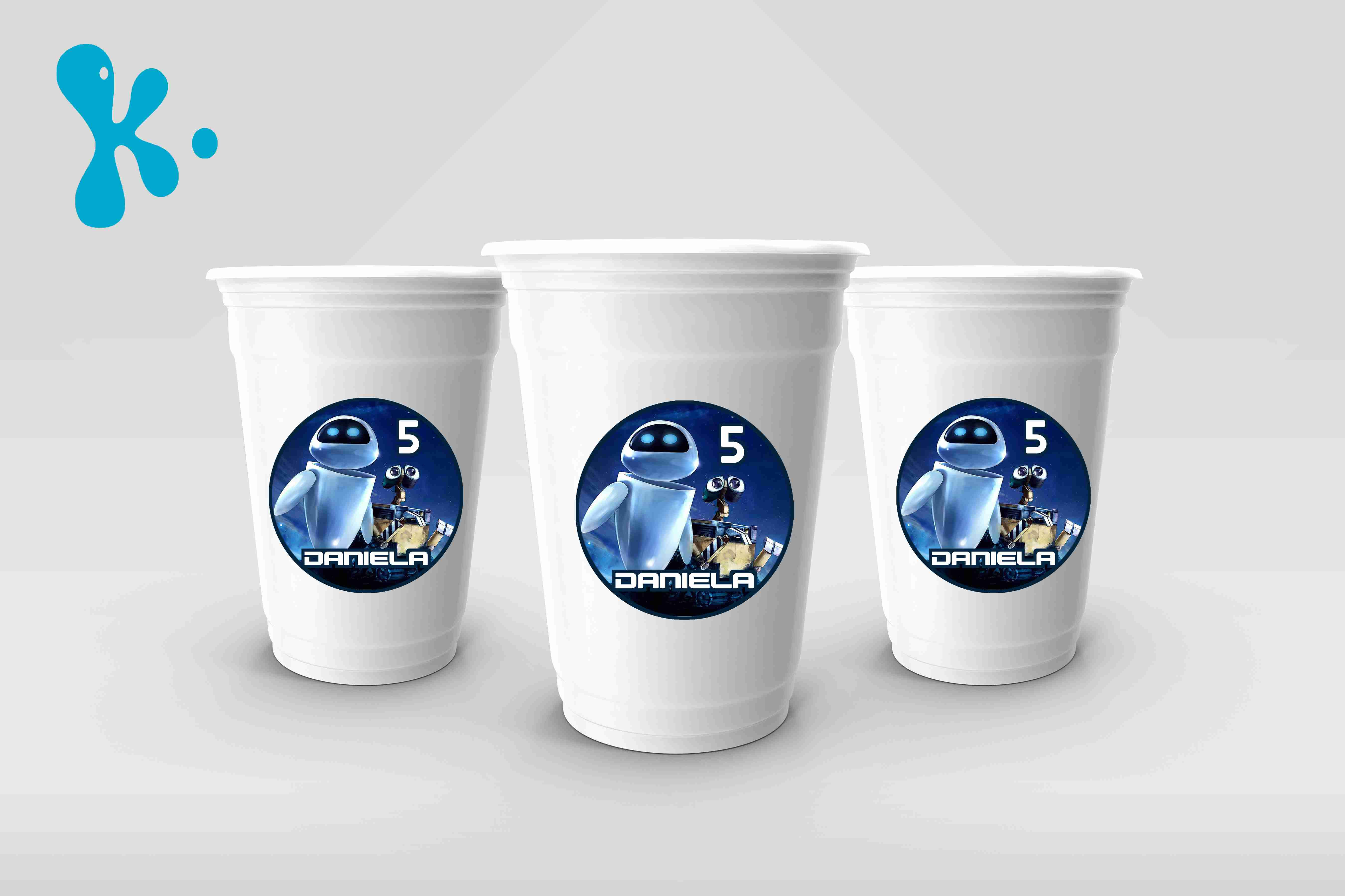 Copos descartáveis com autocolantes personalizados do tema Wall-E, com robô em fundo azul, nome e idade, ideais para festa in