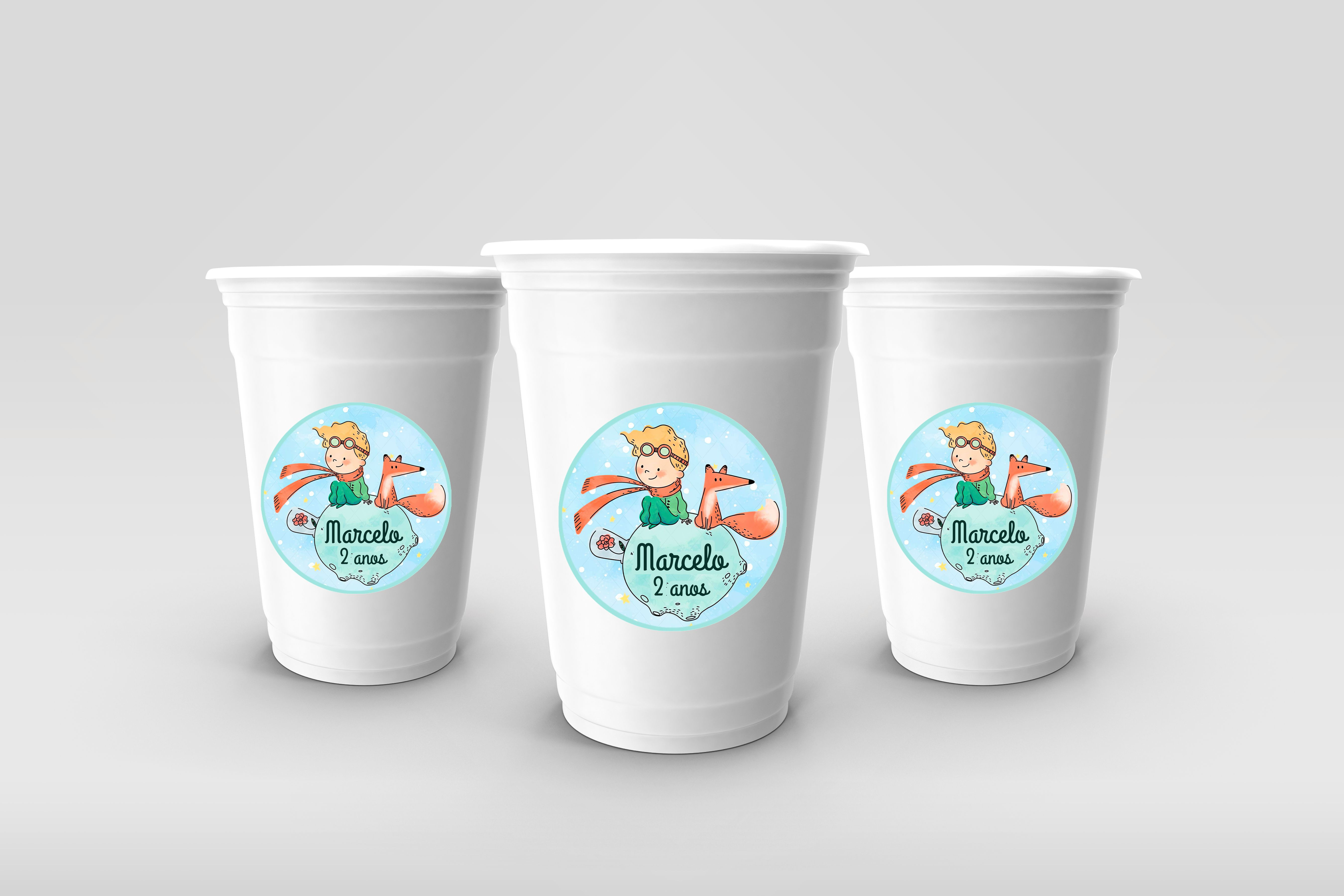 Copos descartáveis com autocolantes personalizados do tema Principezinho, em tons pastel, com nome e idade, para festa infant