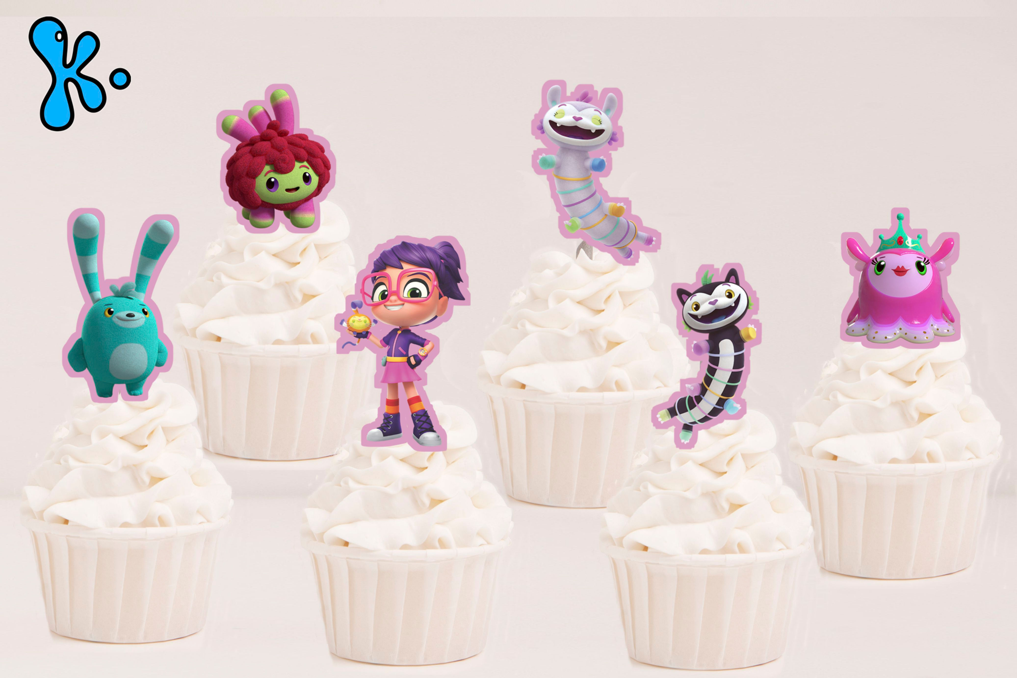 Toppers recortados Abby Hatcher com personagens coloridas aplicados em cupcakes.