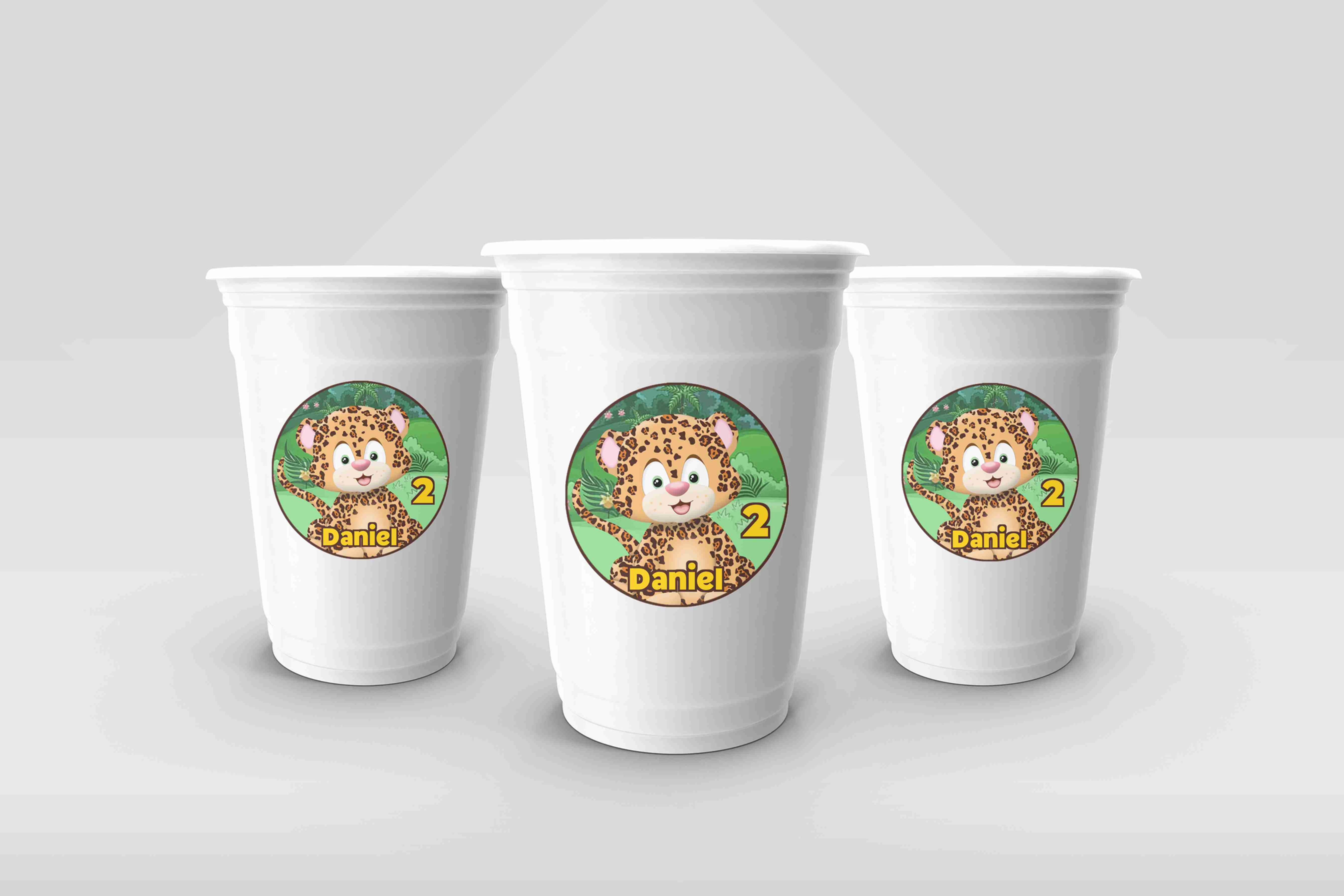 Autocolantes Animais da Floresta personalizados aplicados em copos brancos com ouriço ilustrado, fundo verde e nome da crianç