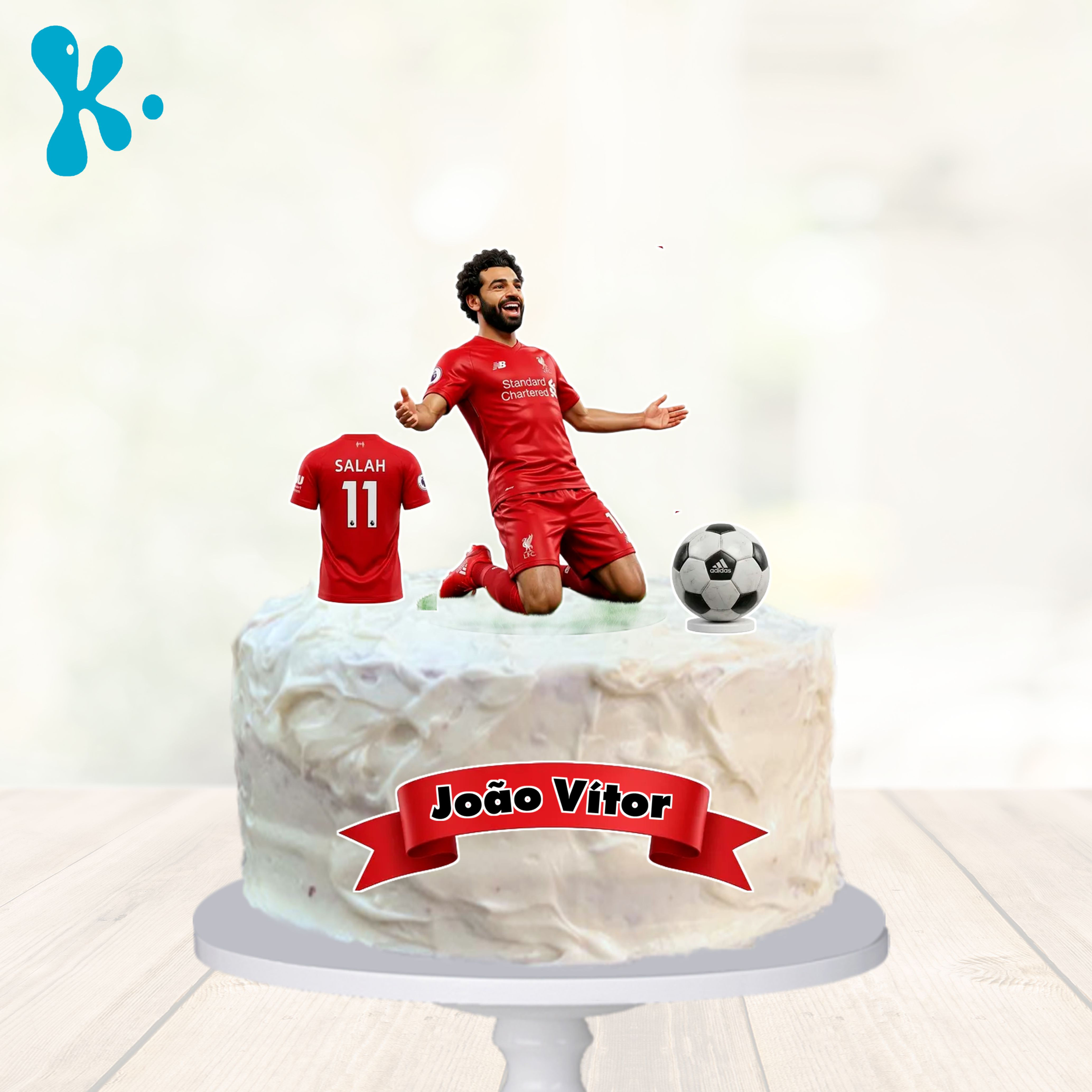Topo de bolo Mohamed Salah Liverpool com jogador número 11, camisola vermelha, bola de futebol e faixa personalizada.