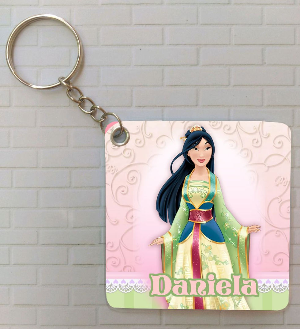 Porta-chaves plastificado da Mulan com vestido tradicional e nome personalizado, ideal como lembrança de festa infantil.