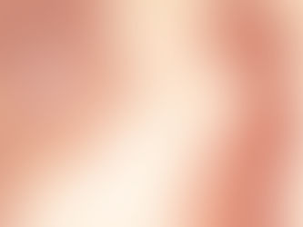 Ilustração de uma mãe com células do bebé a viajar da barriga para o cérebro, simbolizando o microquimerismo fetal.