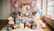 Decoração encantadora de festa infantil Bobbie Goods com mesa de doces vintage, balões pastel, flores e elementos nostálgicos em tons suaves.