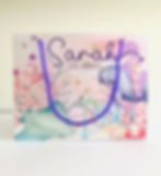 Sacolinha personalizada Fundo do Mar para menina, com baleia, raia, caranguejo, corais, nome e idade da criança.