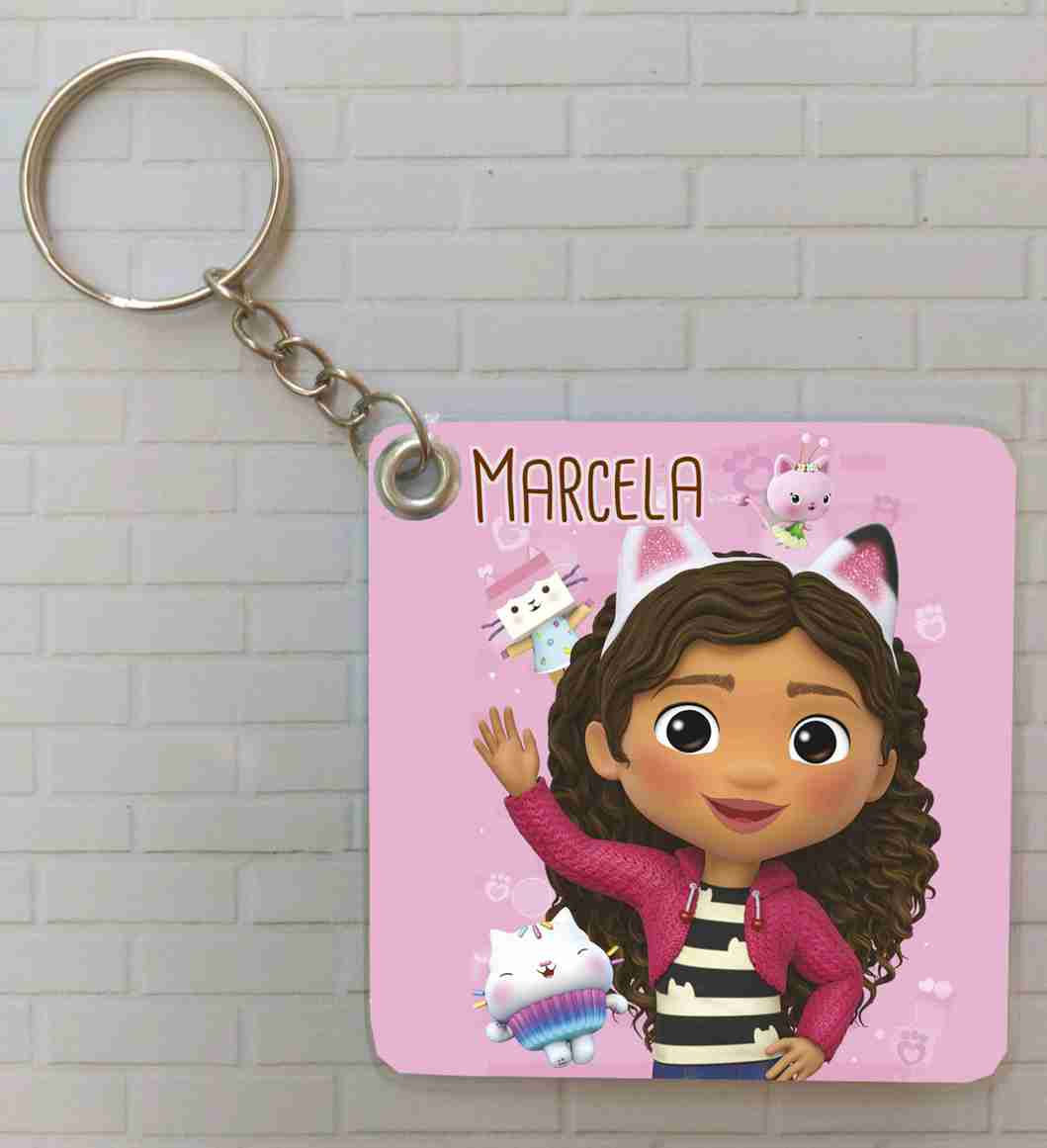 Porta-chaves Casa de Bonecas da Gabby personalizado com personagem Gabby em fundo rosa, com nome da criança em destaque.