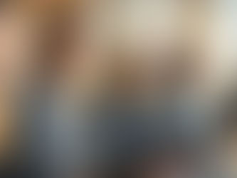 Mulher confiante a falar numa reunião de trabalho, simbolizando superação do medo da desaprovação no ambiente profissional.