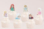 Toppers recortados Spa das Princesas com princesas de roupão e toalha no cabelo sobre cupcakes.