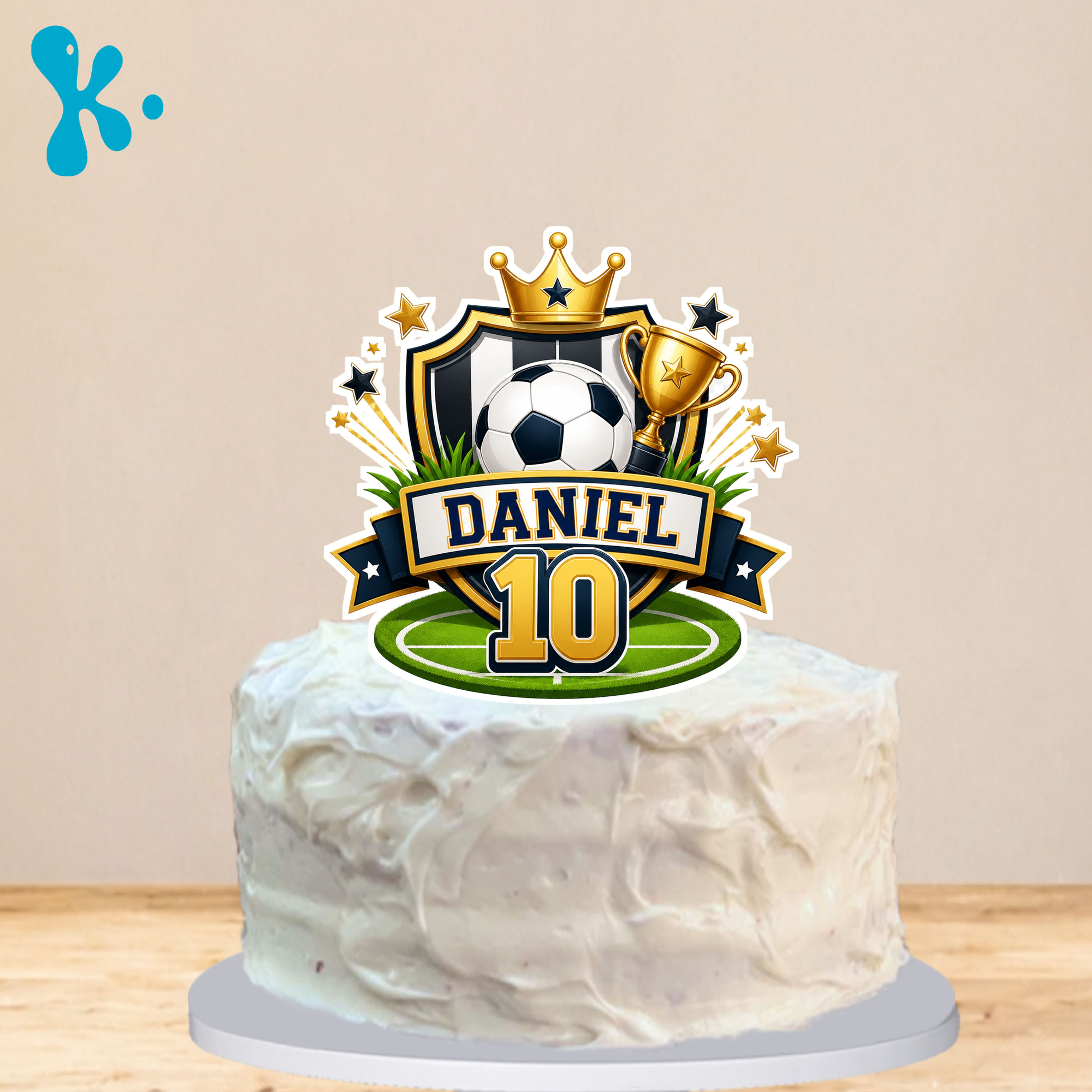 Topo de bolo futebol personalizado com bola, taça, nome Daniel e idade para festa infantil.